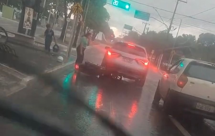 Motorista vai embora após mulher colidir na traseira de veículo e cair com criança