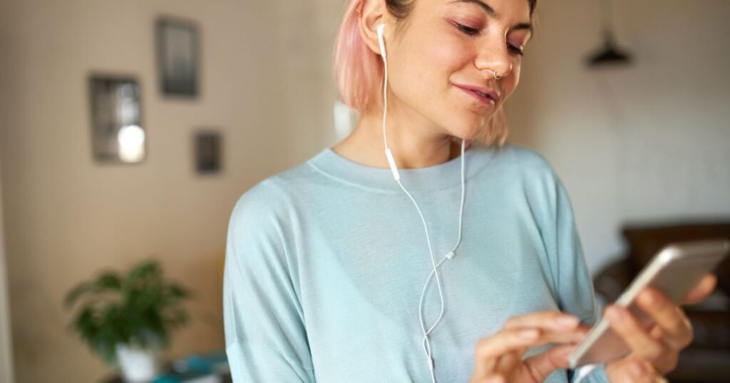 Fones de ouvido com fio voltam à moda