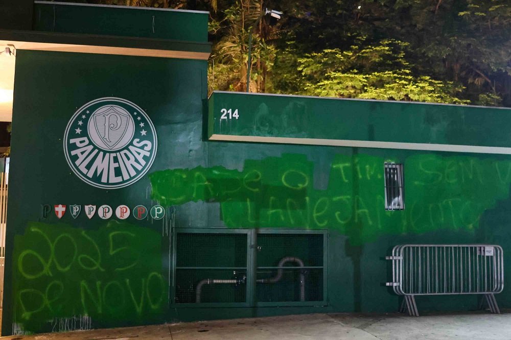 Muros do Palmeiras pichados após derrota no Paulistão