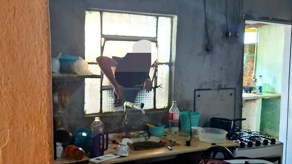 Homem morre após ficar preso em vitrô de casa da mãe em Minas Gerais