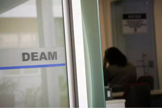 Mulher simula pedido de remédio por telefone ao denunciar violência