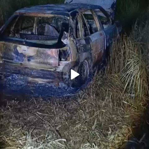 Veículo é encontrado queimado em loteamento na região do tiradentes