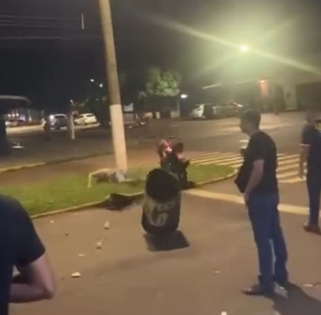 Segurança arremessa tambor de lixo contra motociclista