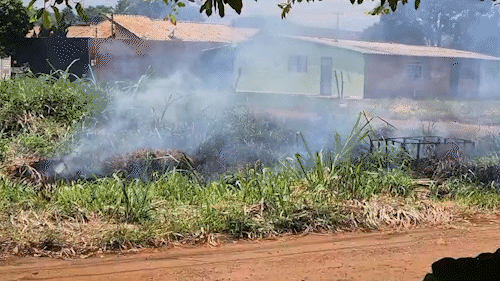 Morador denuncia descarte ilegal e incêndio em terreno