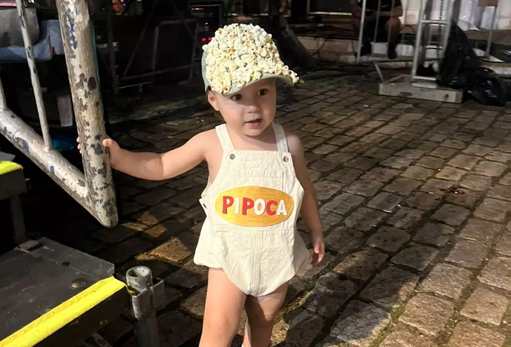 Menino de 2 anos já vive 3 carnavais de rua em Campo Grande