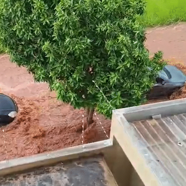 Enxurrada arrasta carro, suja residências e causa transtornos no centro