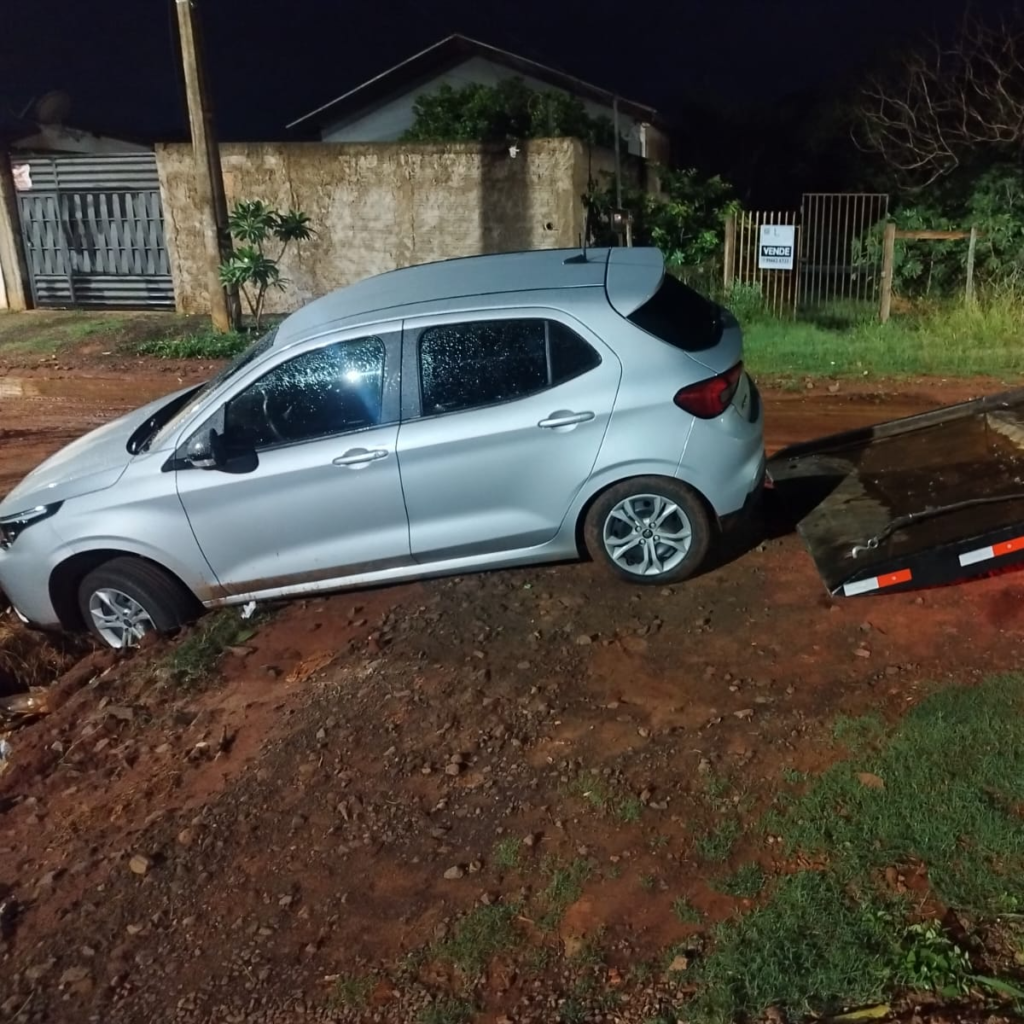 Motorista de aplicativo sofre acidente ao cair em cratera em rua de Campo Grande