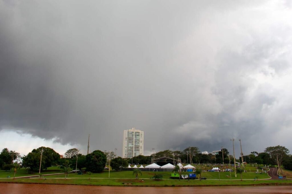 Chuva registra em Campo Grande e previsão aponta pancadas em Mato Grosso do Sul