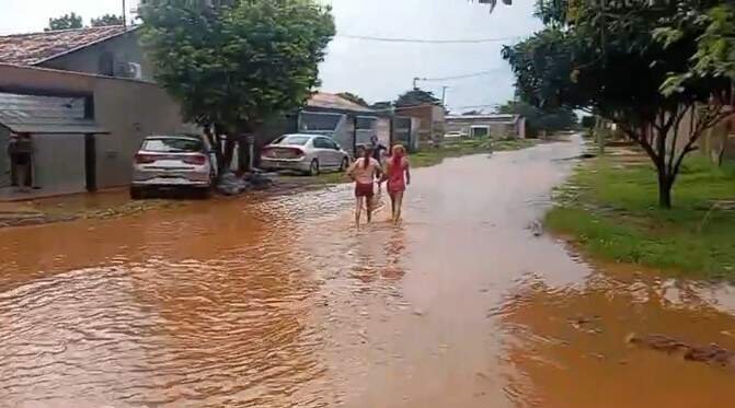 Alagamento em ruas do Santa Emília ocorre após chuva em Campo Grande