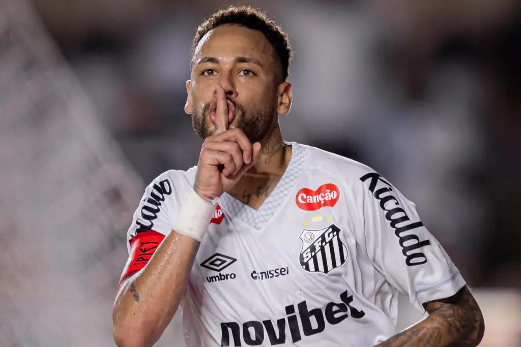 Santos vence Vasco com dois gols de Neymar e deixa a lanterna do Brasileirão