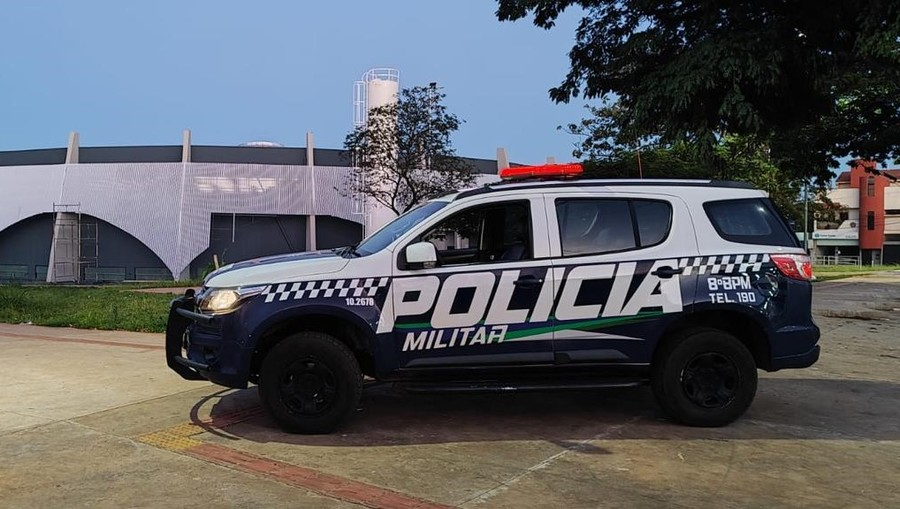 Mulher de 62 anos dispara quatro vezes contra o marido após briga por mensagens