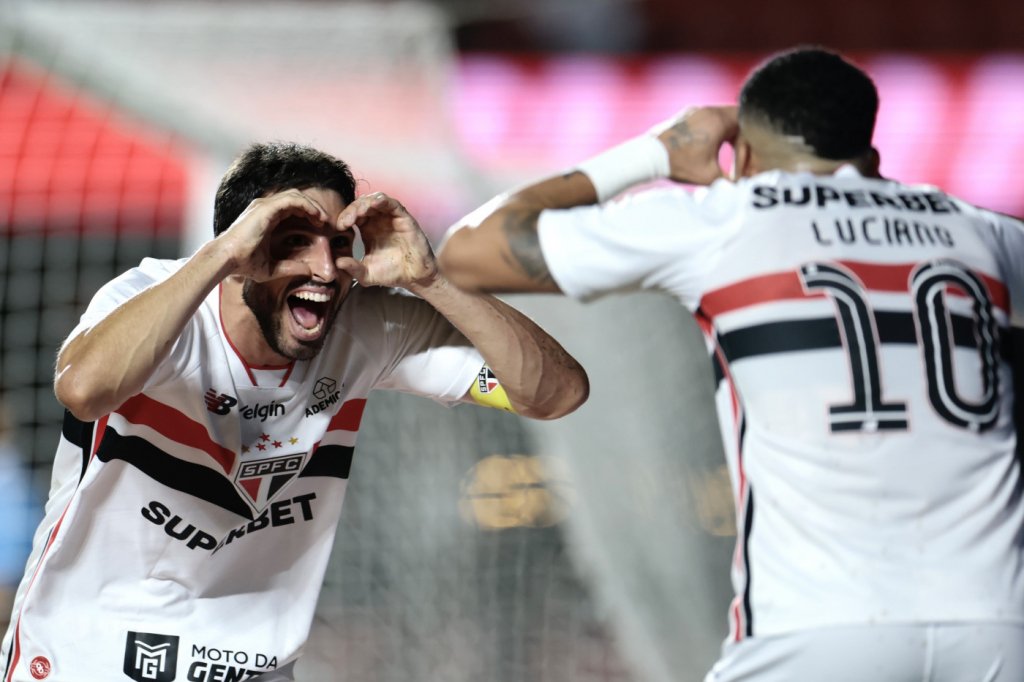 São Paulo vence Grêmio por 2 a 0 e assume liderança provisória