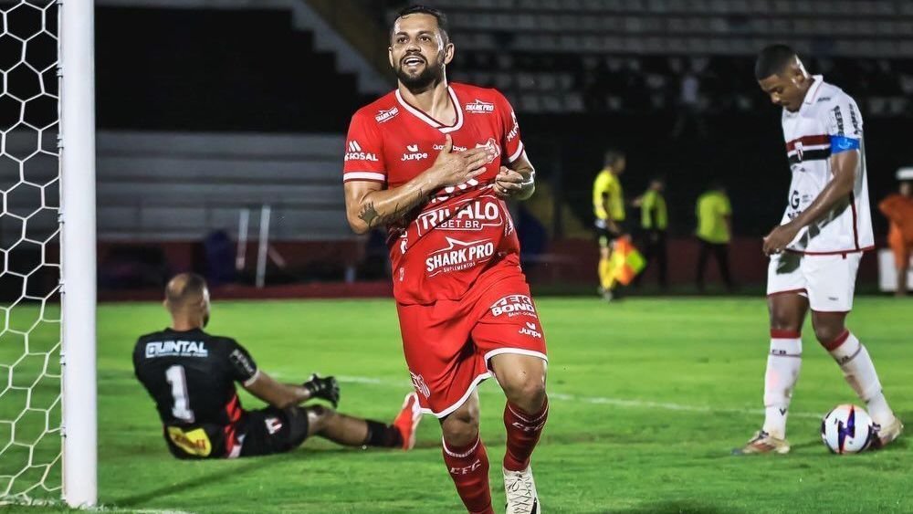 Capivariano supera Botafogo-SP nos acréscimos e garante vaga inédita no mata-mata do Paulistão