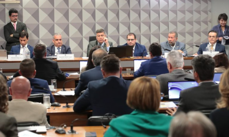 Saúde fragiliza depoente na CPI do INSS durante investigação sobre recursos do INSS