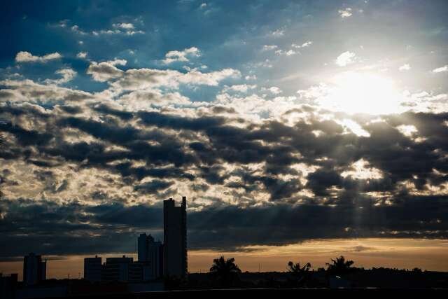 Domingo e segunda serão de calorão de calor até 39°C e umidade baixa em MS