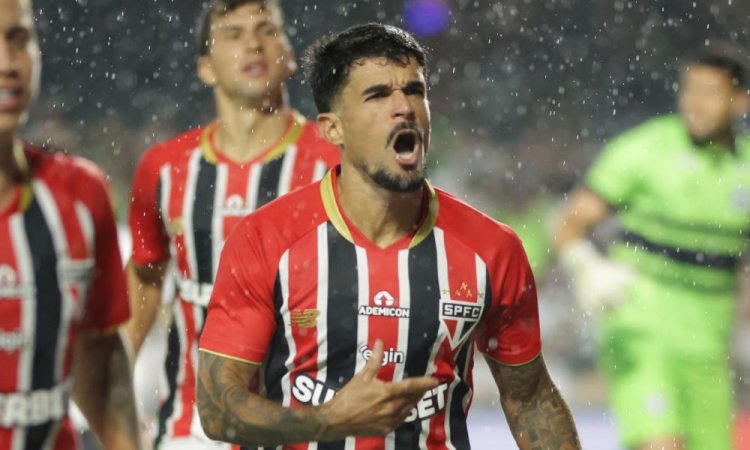 São Paulo conquista vitória sobre Coritiba com gol de pênalti de Cauly no Brasileirão