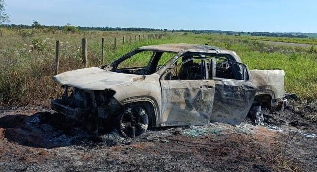 Investigação é aberta após corpo carbonizado ser encontrado em picape incendiada em Coronel