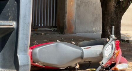 Acidentado em Nova Andradina: motociclista perde controle e colide em árvore
