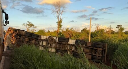 Motorista é socorrido após tombamento de carreta carregada com carne na MS-276 em Batayporã