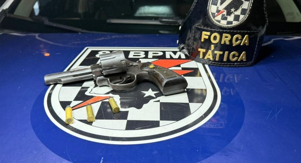 Polícia Militar apreende arma e drogas em residência