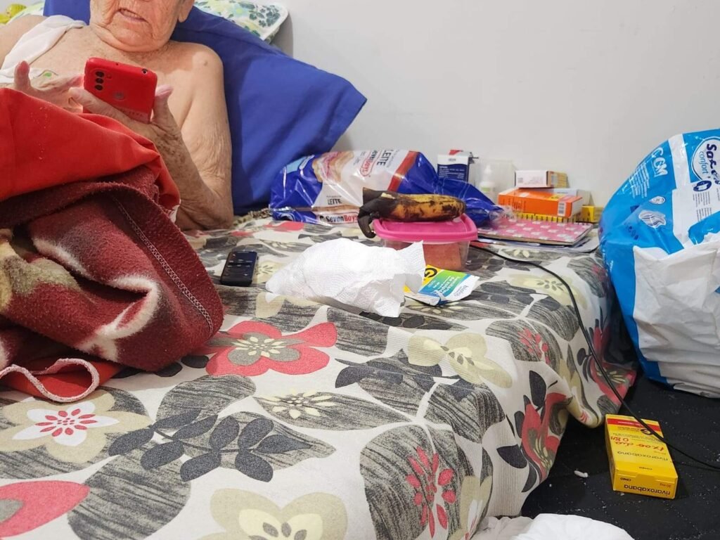 Idosa de 80 anos luta contra abandono dos filhos sem recursos