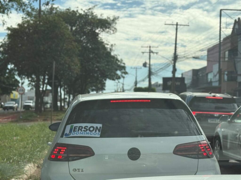Ex-Conselheiro do TCE-MS é visto em carro adesivado, indicando possível retorno à política