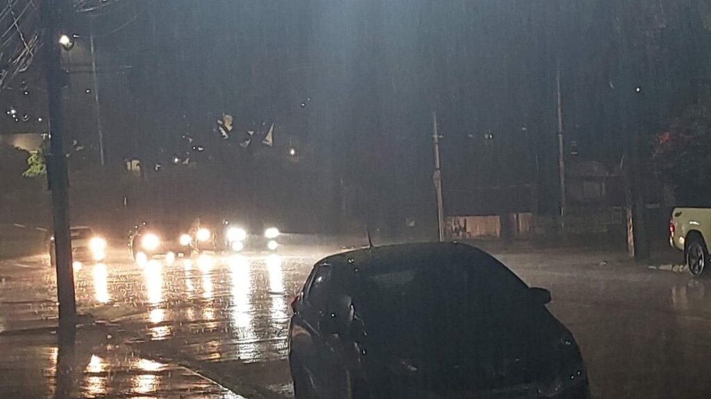 Campo Grande enfrenta alerta vermelho para chuvas intensas com riscos de alagamentos e ventos
