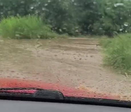 Ambulância enfrenta dificuldades em estrada alagada para atender parto no Pantanal