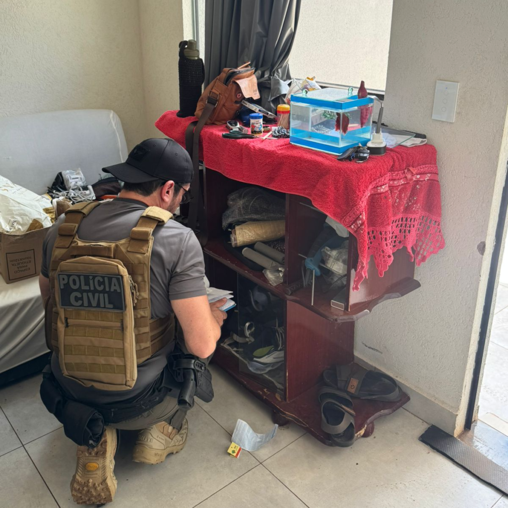 Homem é preso por extorquir ex-companheira com vídeo íntimo de irmã