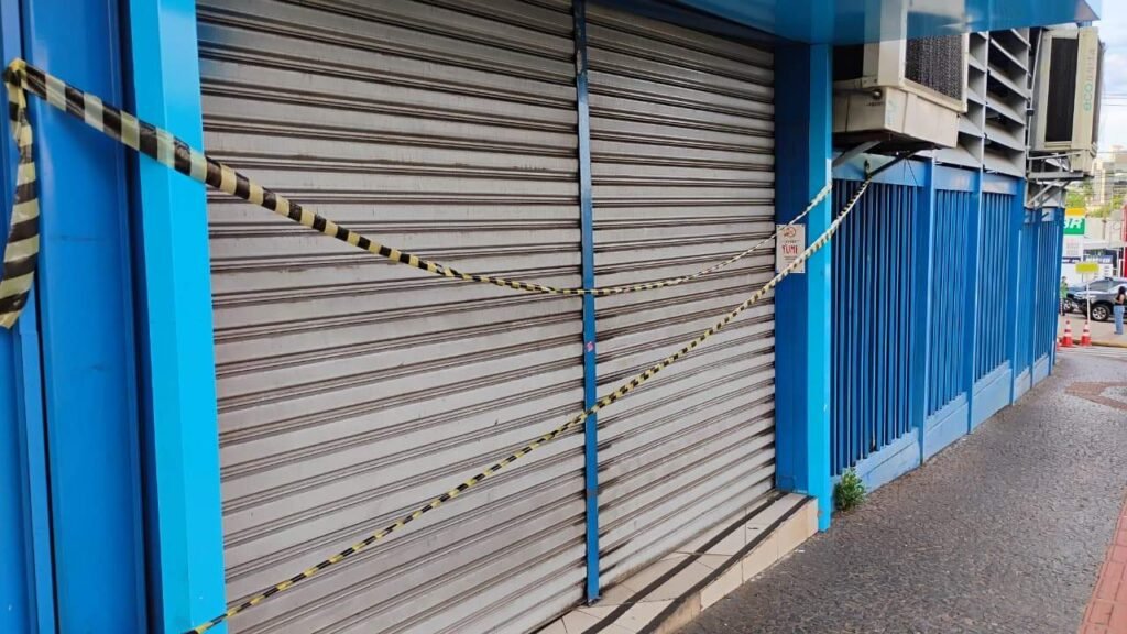 Polícia realiza operação no Camelódromo com bloqueio de acessos e apreensões de mercadorias
