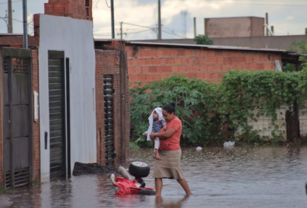 Moradores criam soluções improvisadas para conter alagamentos
