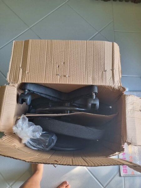 Consumidora enfrenta impasse ao tentar devolver produto danificado