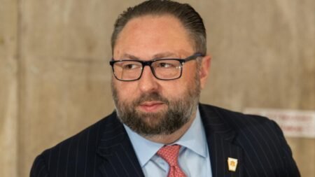 Conselheiro de trump apoia flávio bolsonaro à presidência do Brasil