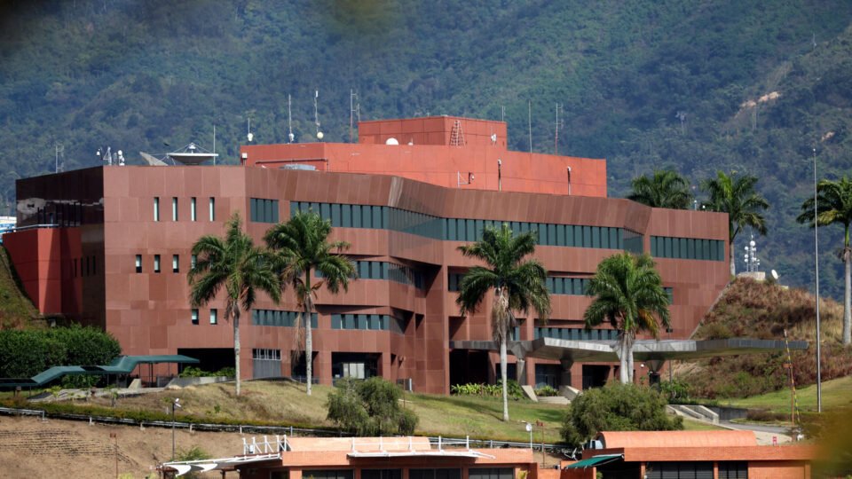 Estados Unidos reativam embaixada na Venezuela após anos de rompimento diplomático