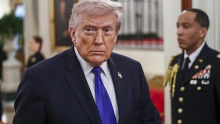 Donald Trump revela negociações com novo regime no Irã e ameaça ataques em caso de fracasso