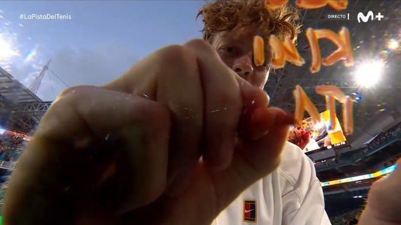 Jannik Sinner celebra título em Miami com homenagem a Bezzecchi e Antonelli