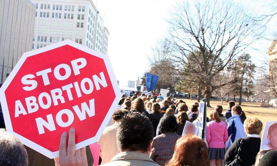 Médico condenado por assassinato de bebês morre em prisão