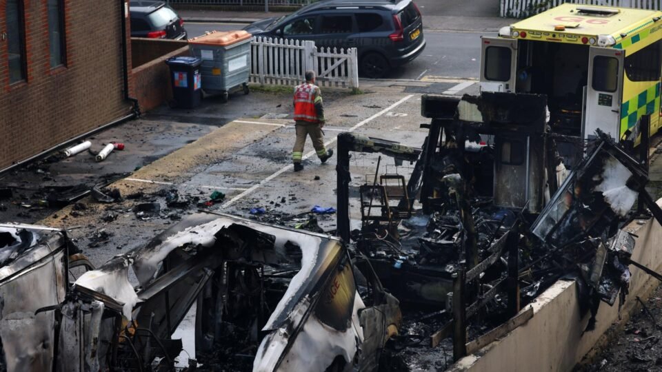 Incêndio em ambulâncias da comunidade judaica é investigado como crime de ódio em Londres