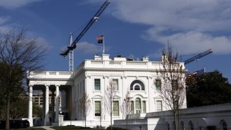 Suspensão das obras do salão de baile de Donald Trump na Casa Branca é determinada por juiz