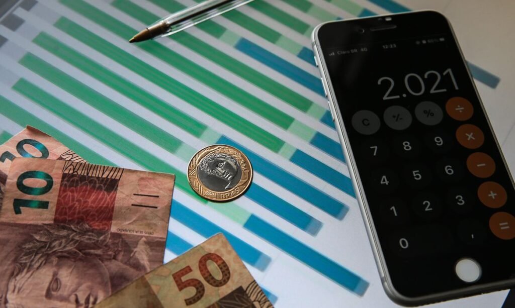 Ministério da Fazenda ajusta projeção de inflação para 2026 devido a alta do petróleo