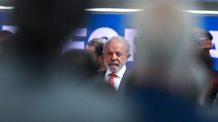 Desgaste do governo Lula é evidenciado em análises da Bloomberg sobre economia e política