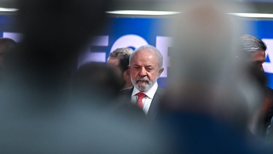 Desgaste do governo Lula é evidenciado em análises da Bloomberg sobre economia e política
