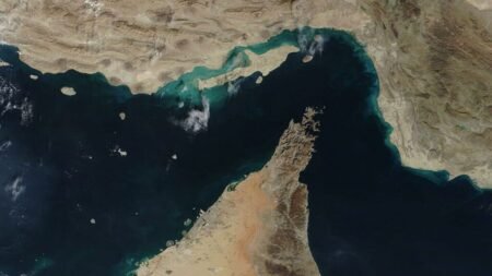 Irã aprova cobrança de pedágio para navios que transitam pelo Estreito de Ormuz