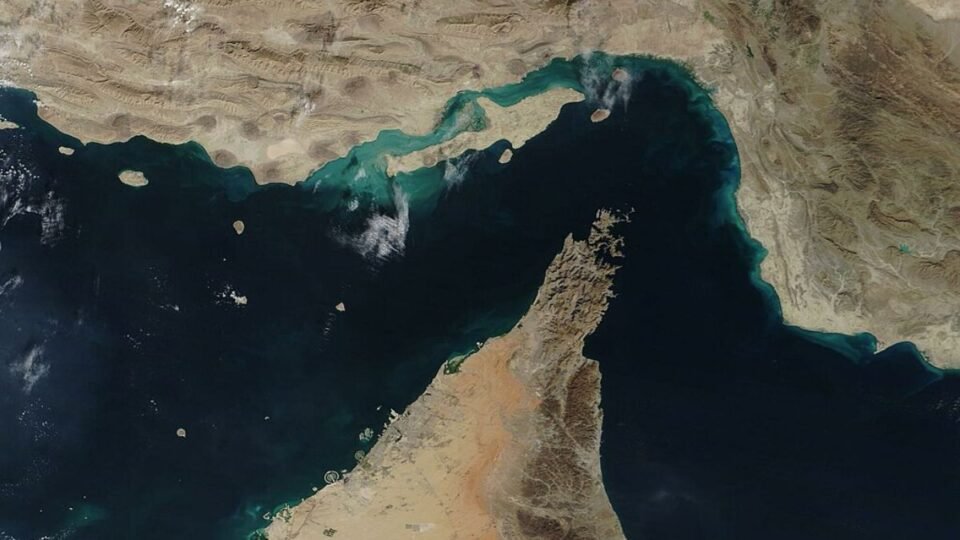 Irã aprova cobrança de pedágio para navios que transitam pelo Estreito de Ormuz