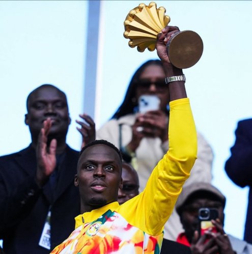 Senegal exibe troféu da Copa Africana das Nações em amistoso