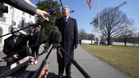 FCC alerta emissoras sobre fake news em meio a críticas de Trump sobre cobertura da guerra