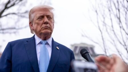 Trump critica Judiciário e aponta que países lucram com venda de cidadania para os EUA