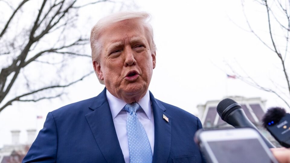 Donald Trump anuncia suspensão de ataques a infraestrutura energética do Irã após conversas