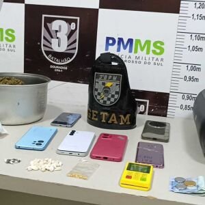 Polícia flagra casal foragido comandando ponto de tráfico em Dourados