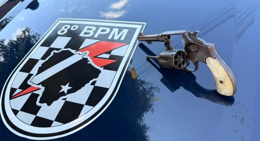 Mandados judiciais são cumpridos e arma de fogo é apreendida pela Polícia Militar em Nova
